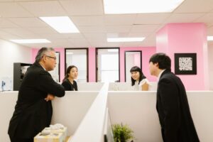 法人営業代行の比較を検討するビジネスパーソン