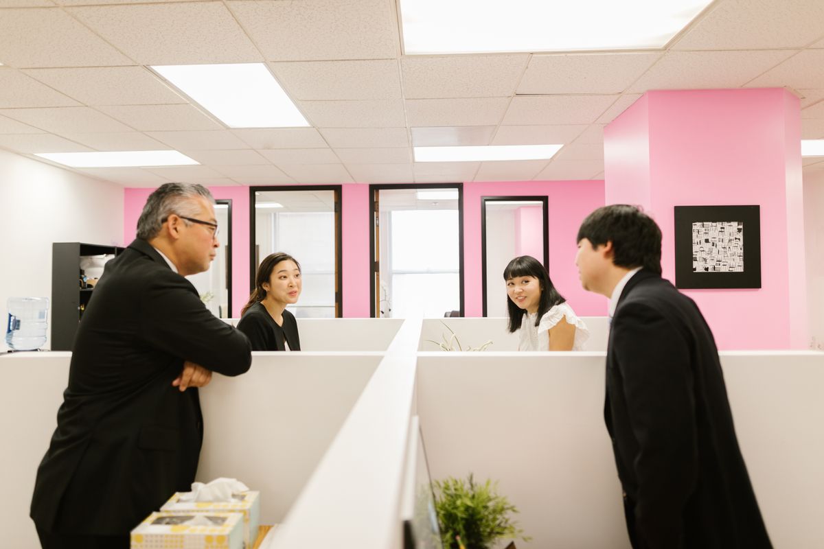 法人営業代行の比較を検討するビジネスパーソン