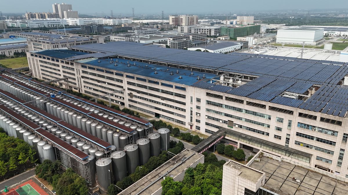 太陽光パネルを設置した工場の屋上を上空から見た様子
