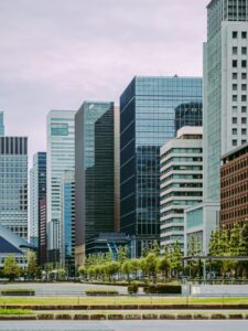 エコアクション21の認証対象となる中小企業のオフィスが集まる都市の街並み