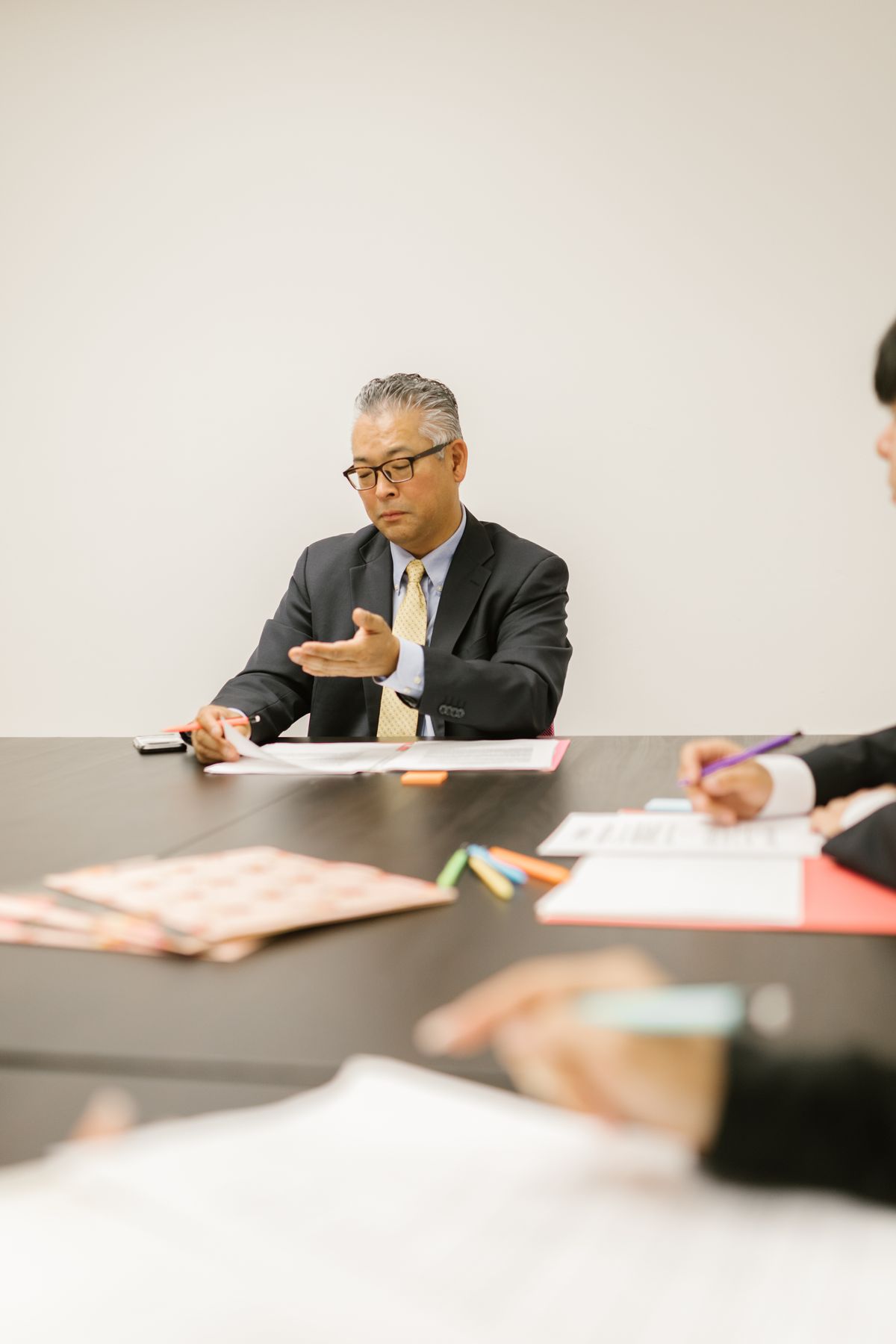 ESG経営の資料を確認しながら会議で説明する日本企業の役員