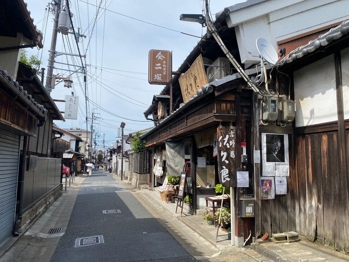 格子戸の商店が並ぶ日本の古い町並み