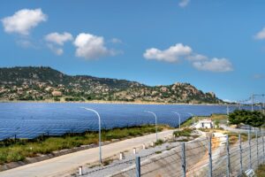 太陽光パネルが広がるメガソーラー発電所