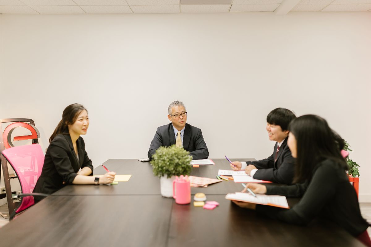健康経営の推進体制について話し合う日本企業の会議の様子