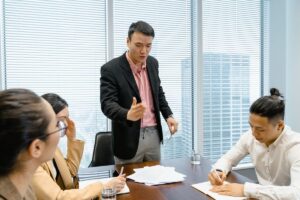 健康経営コンサルとの打ち合わせをするビジネスパーソンのイメージ