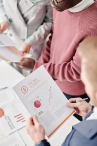 統合報告書の資料を確認しながら打ち合わせをするビジネスパーソン