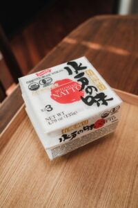 納豆のパッケージ。日本の食品パッケージのイメージ