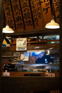 日本の飲食店の厨房で調理をする料理人