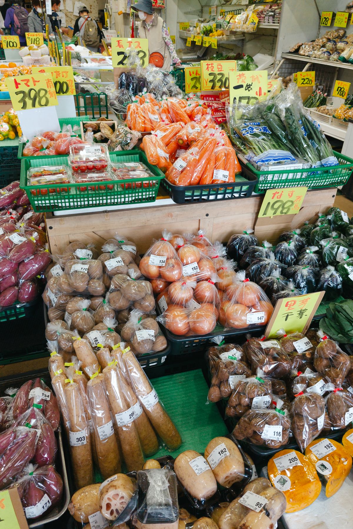 日本のスーパーに並ぶ新鮮な野菜