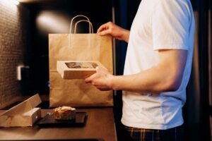 ミールキットの宅配ボックスを受け取るイメージ