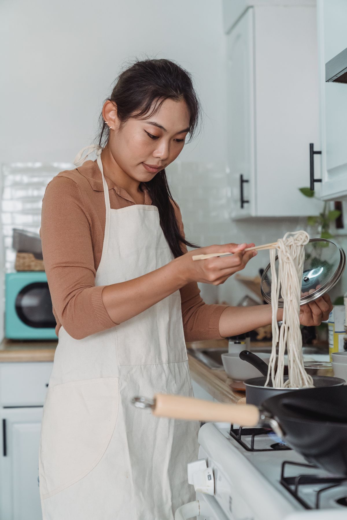 自宅のキッチンで実際に調理をしている様子