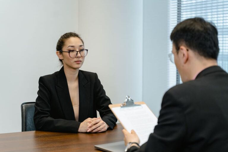 面接官と応募者が向かい合って面接をしている様子