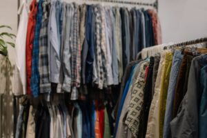 衣類や雑貨が並ぶリサイクルショップの店内