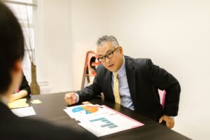 サステナビリティ開示について打ち合わせをするビジネスパーソン