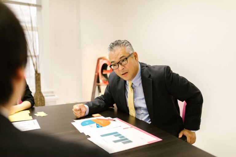 サステナビリティ開示について打ち合わせをするビジネスパーソン