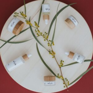 植物由来成分のナチュラルコスメとグリーンをあしらったフラットレイ写真