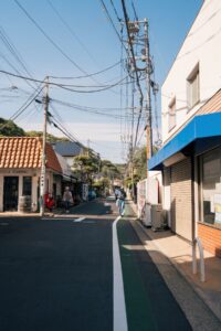 日本の伝統的な街並みの通り