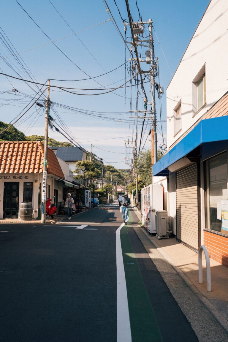 日本の伝統的な街並みの通り