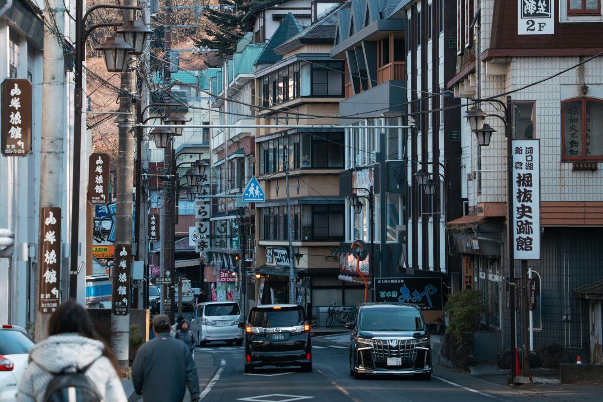 山あいにある日本の地方都市の商店街の街並み