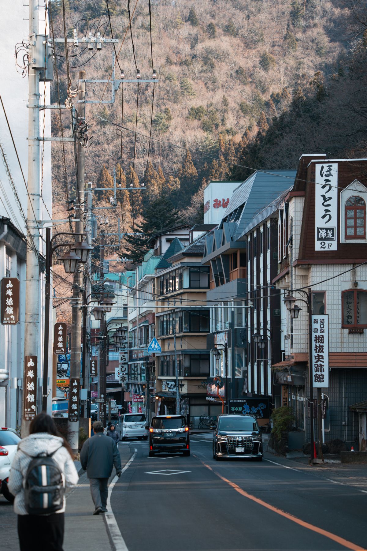 山あいにある日本の地方都市の商店街の街並み