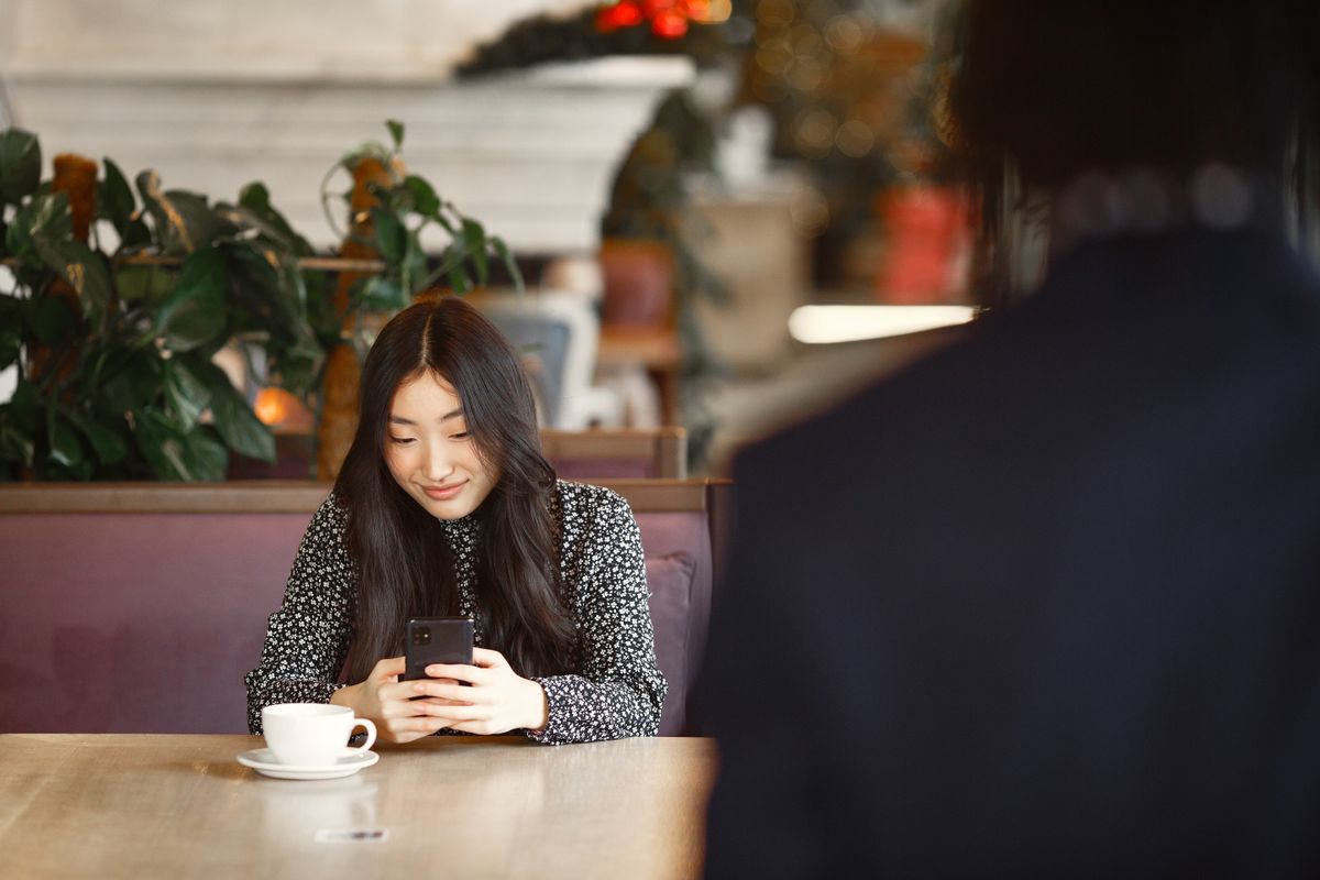 スマートフォンで支援先のプロジェクトを確認する利用者