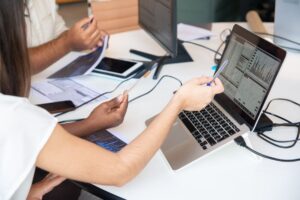 DX支援会社への相談を検討するビジネスパーソン