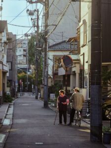 近所で立ち話をする高齢者ふたりと地域の見守りの様子