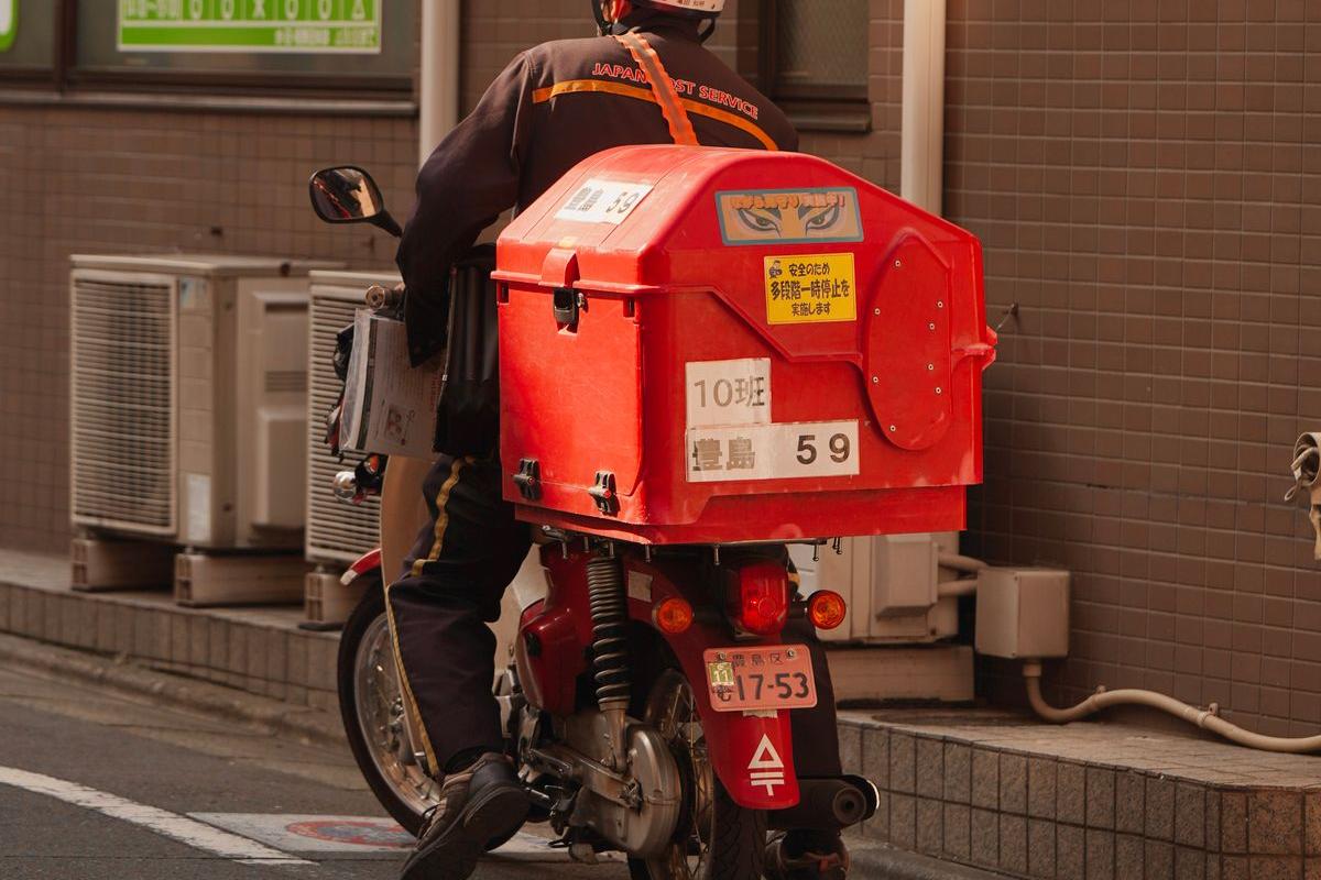 配達に向かう郵便局員の後ろ姿