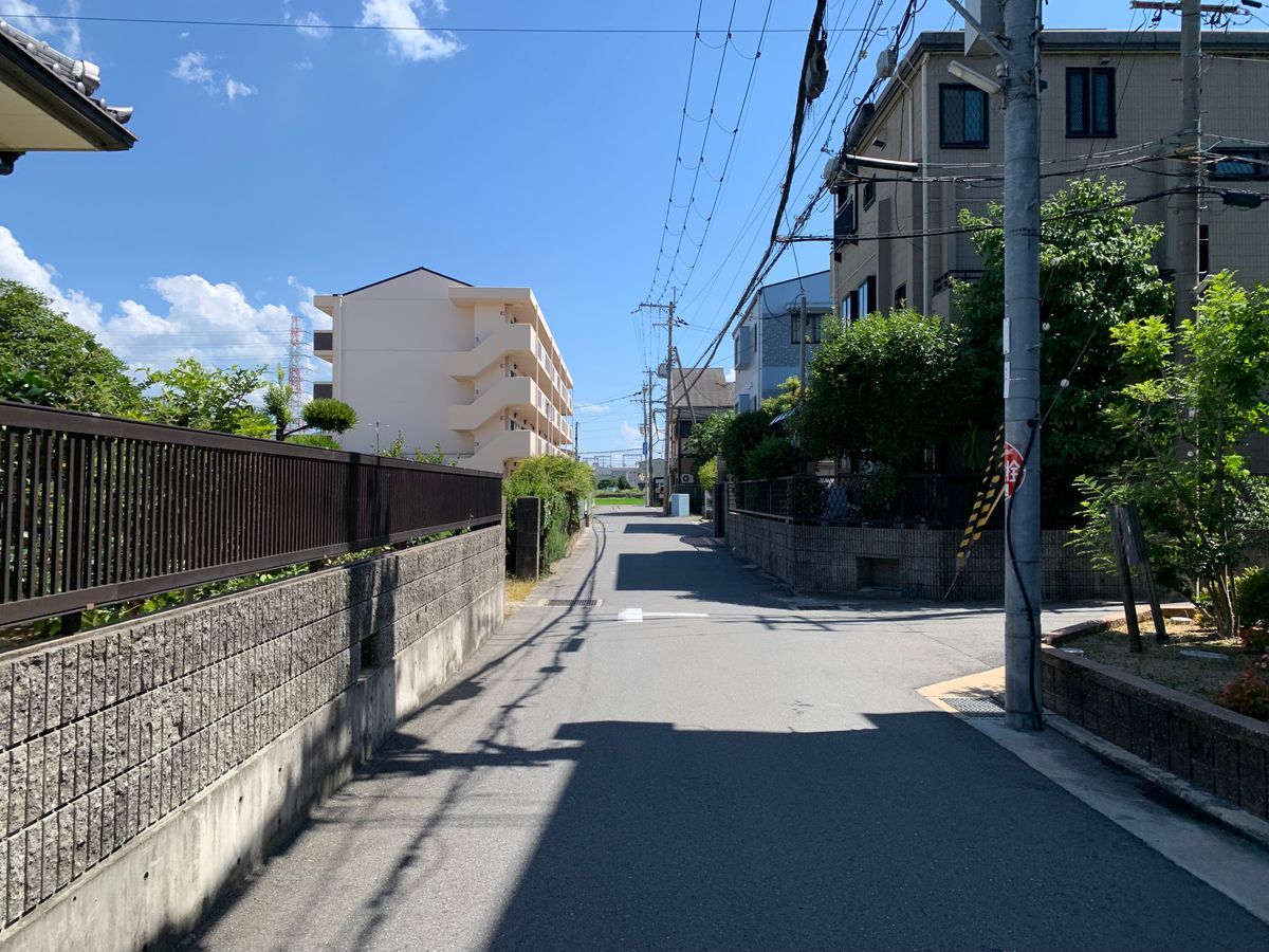 住宅が並ぶ静かな住宅街の通り