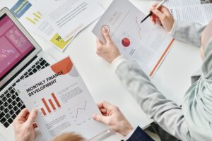 環境コミュニケーション大賞の資料を確認するビジネスパーソン