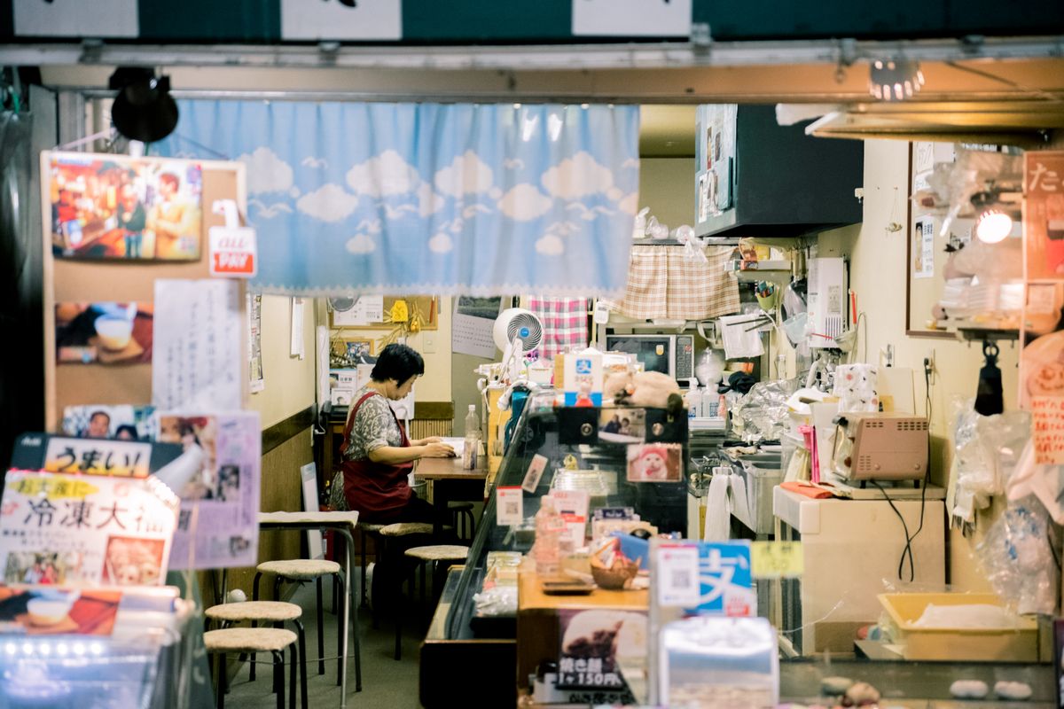 小さな店舗で働く創業者の様子
