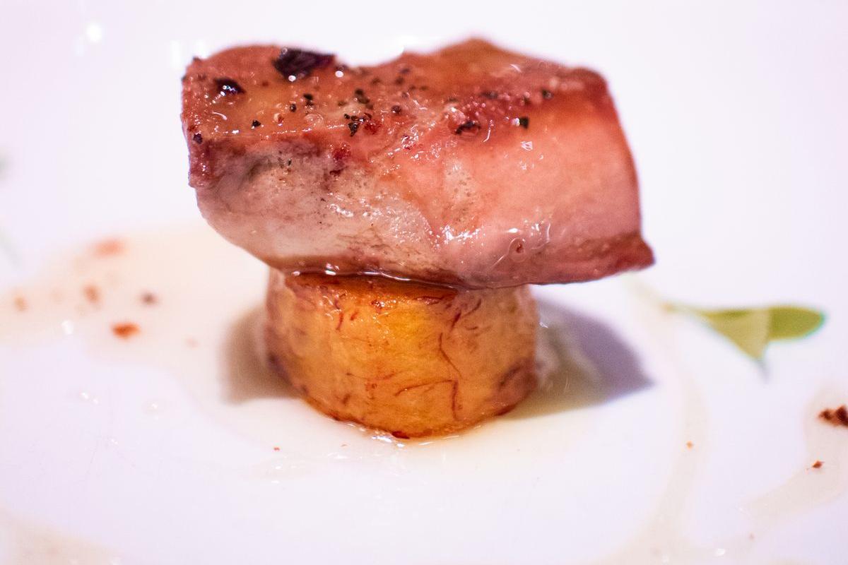 皿に美しく盛り付けられた料理