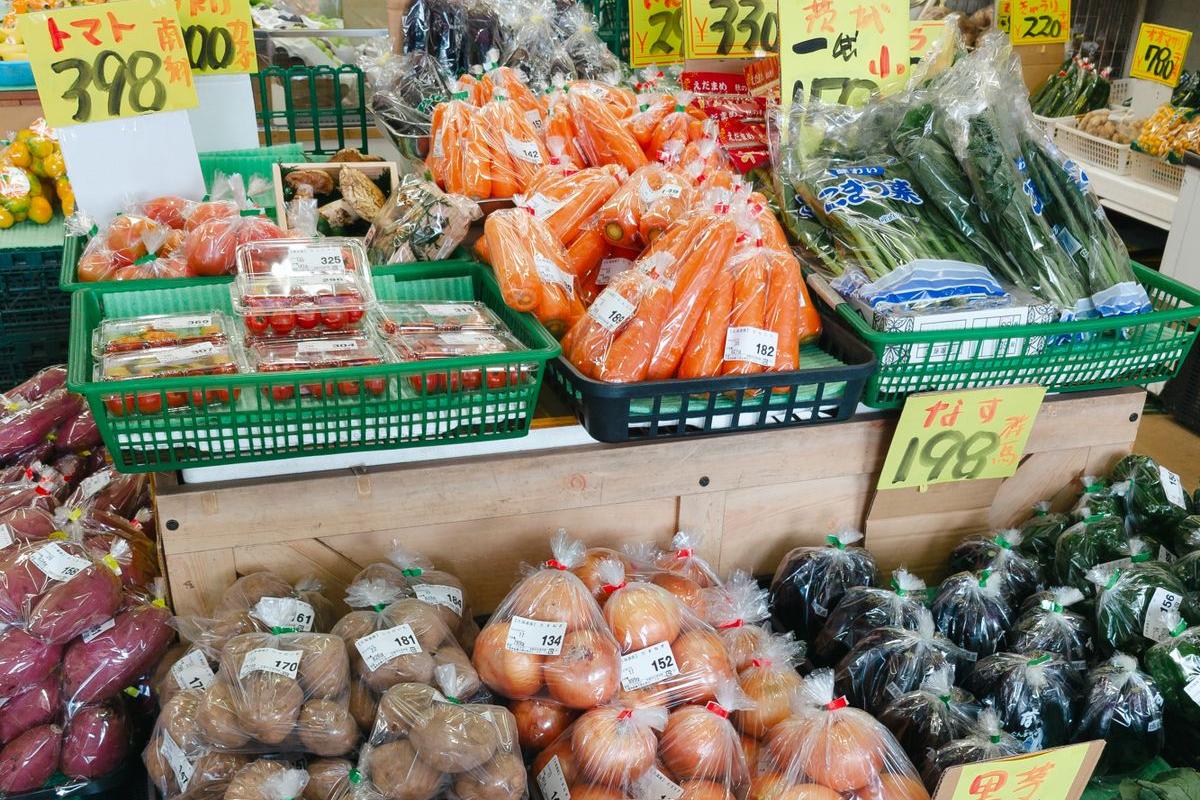日本のスーパーに並ぶ新鮮な野菜