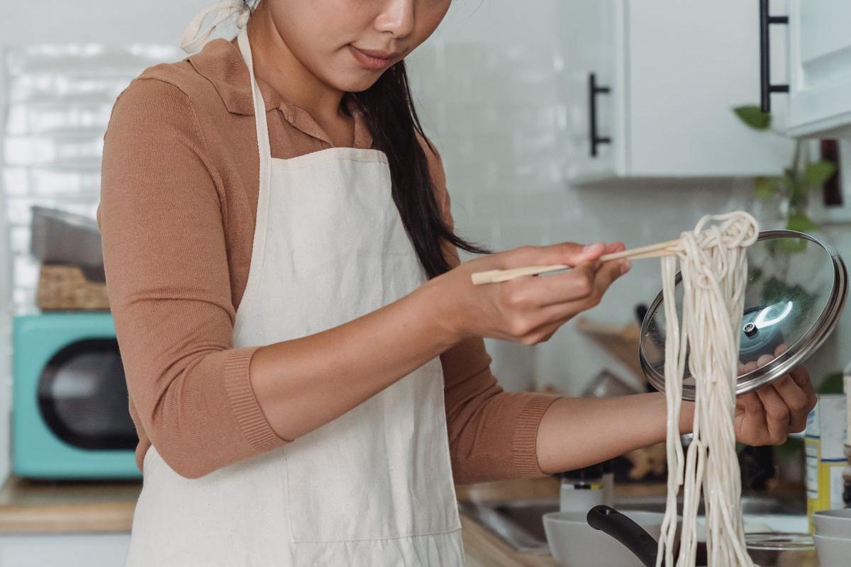 自宅のキッチンで実際に調理をしている様子