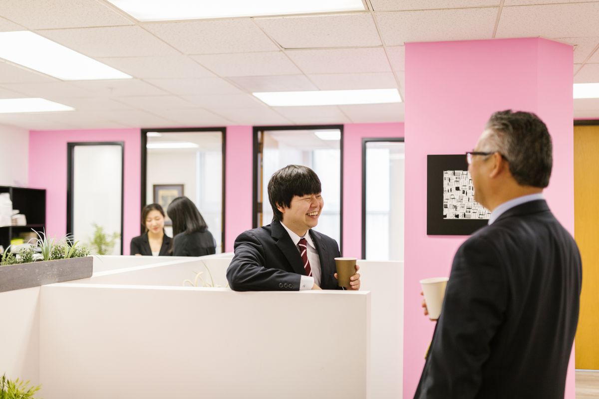 オフィスで談笑する社員たち