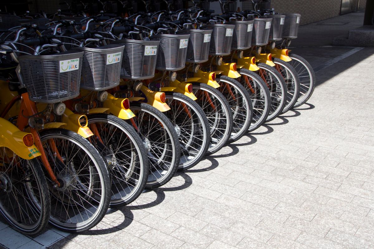 都市部のサイクルポートに並ぶシェアサイクルの自転車