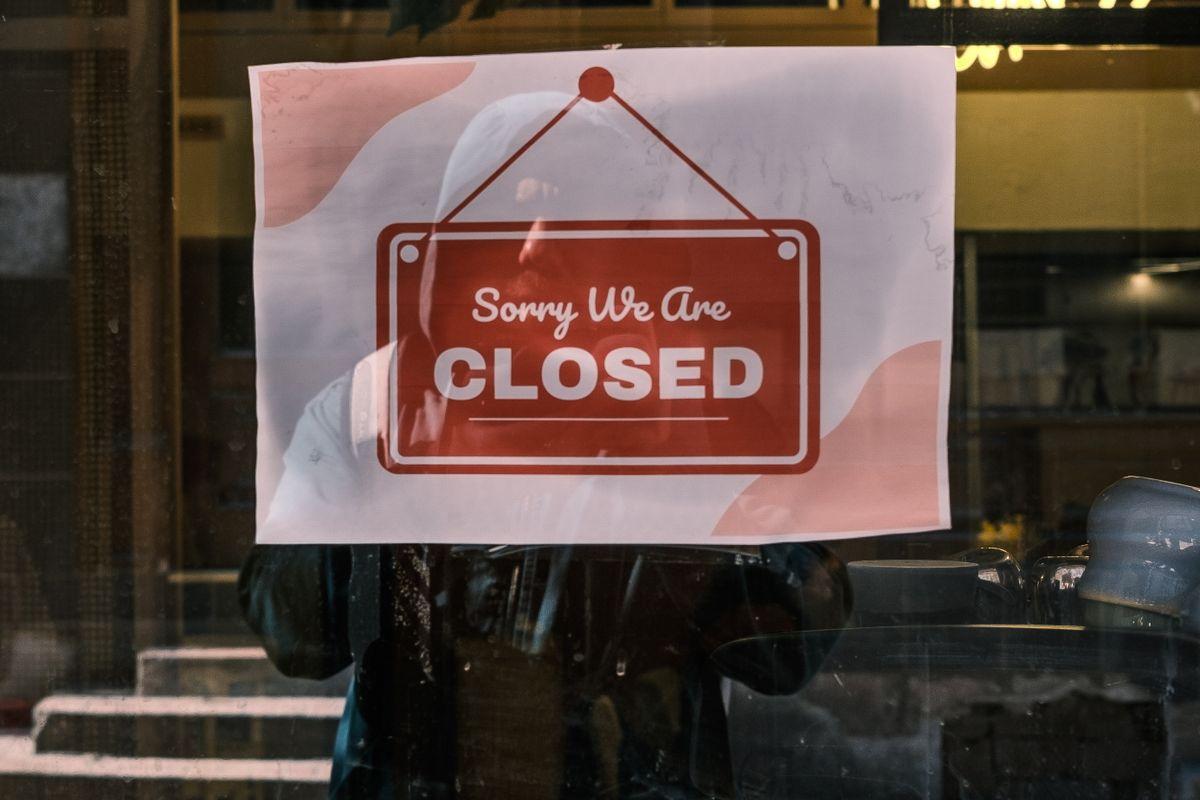 サービス終了を知らせる「CLOSED」の案内表示