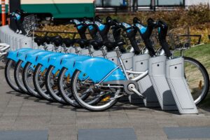 街中のサイクルポートに並ぶシェアサイクルの自転車