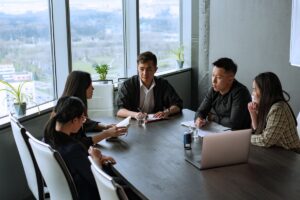 社会課題解決に企業として取り組む方法を話し合うビジネスパーソン