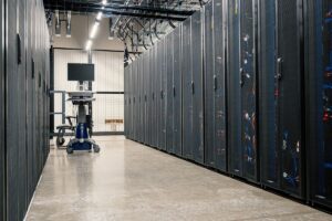 AIの電力消費を支えるデータセンターのサーバーラックが並ぶ室内