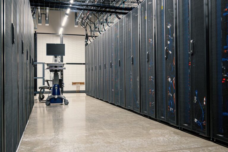 AIの電力消費を支えるデータセンターのサーバーラックが並ぶ室内