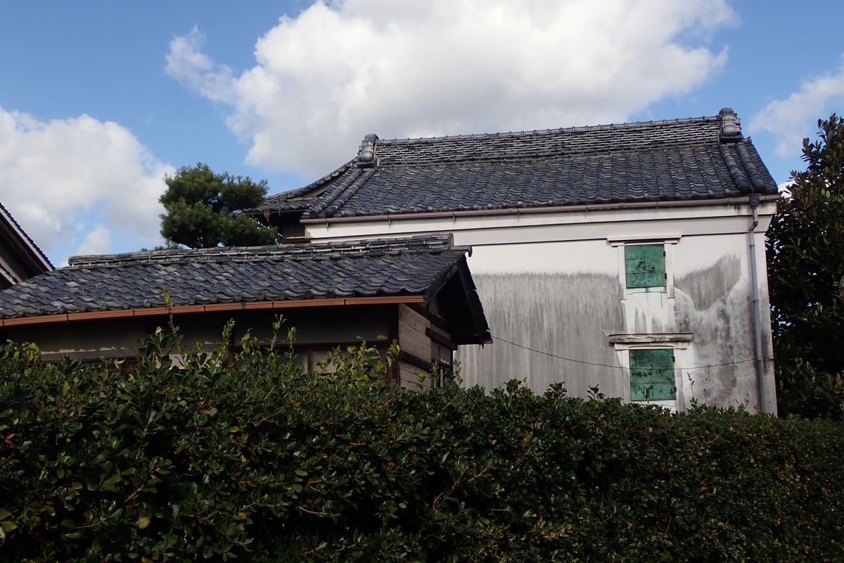 瓦屋根と白壁の日本の古い空き家の外観