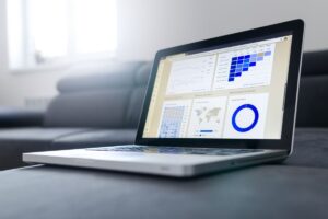 ノートパソコンの画面に表示されたデータ分析のグラフ（サステナビリティデータ管理のイメージ）