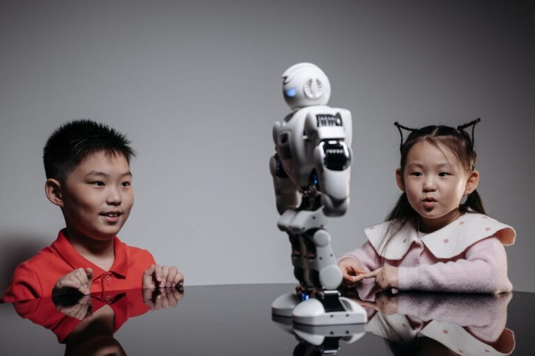 白いロボットと向き合う子どもたち。分身ロボットカフェ DAWNのイメージ