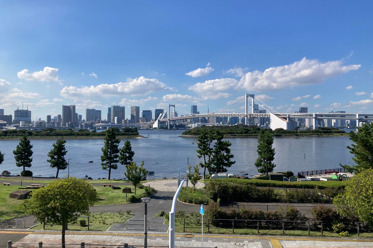 東京湾のお台場から見たレインボーブリッジと都心の景色