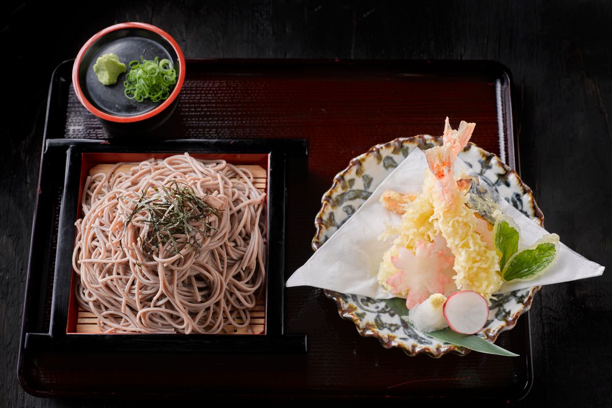 ざるそばと天ぷらを並べた和食の膳