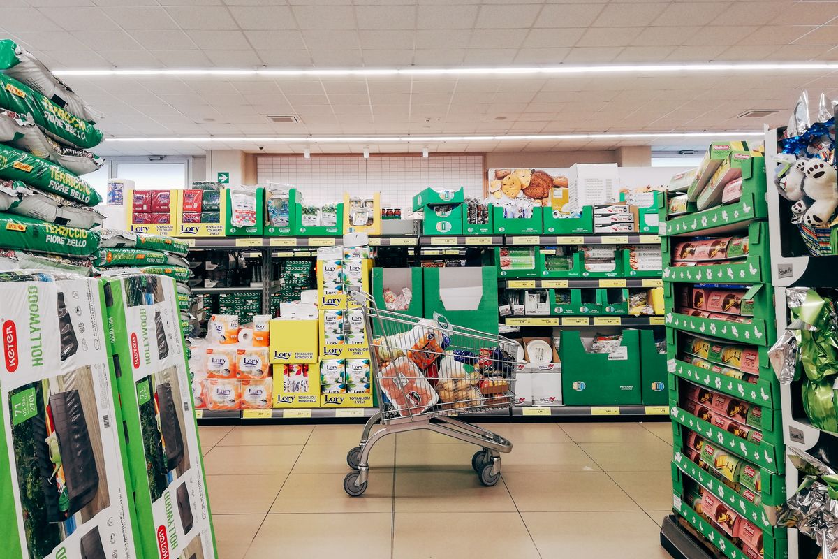 スーパーの売り場で買い物かごを載せたカートが並ぶ通路