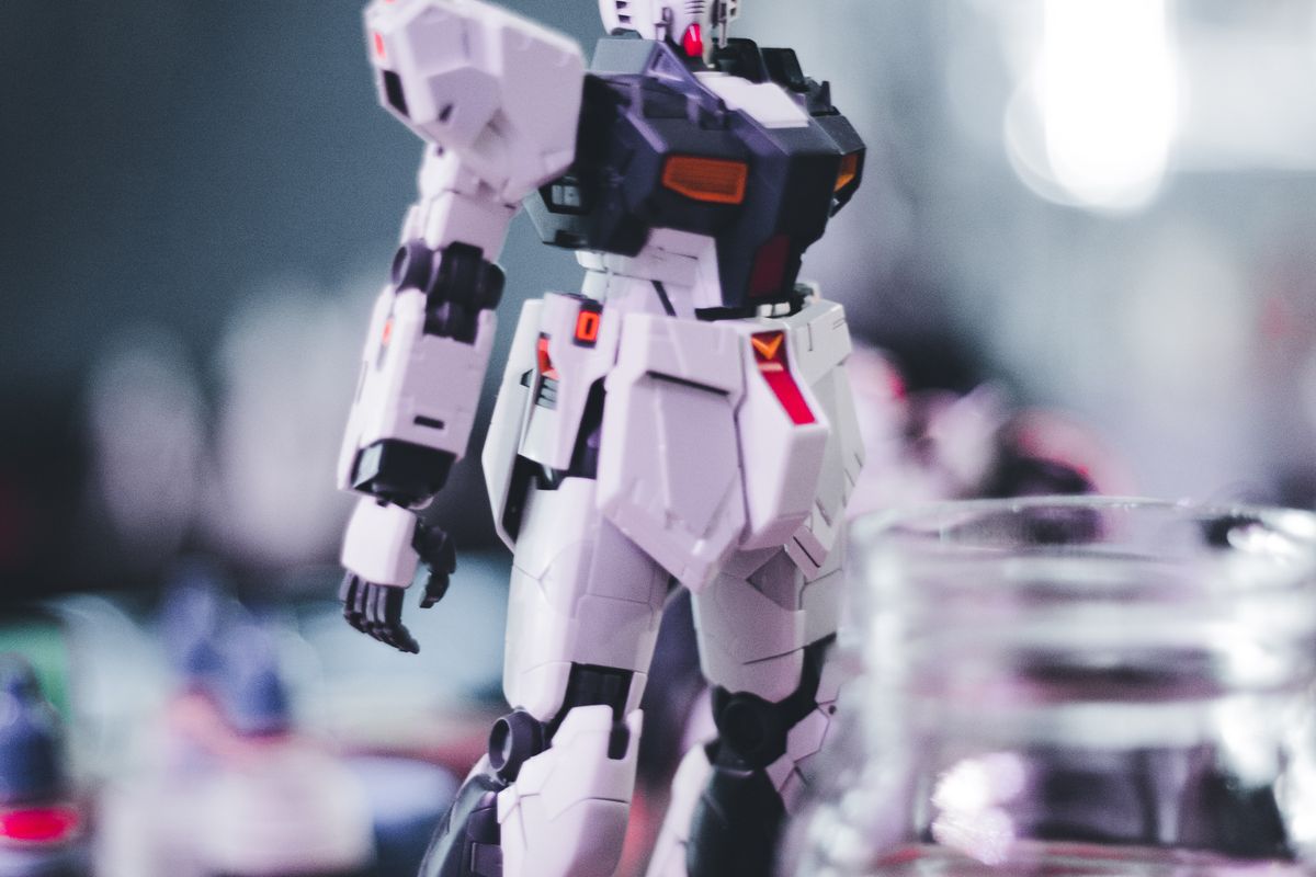 ガンダムのプラモデルが机の上に立っている様子