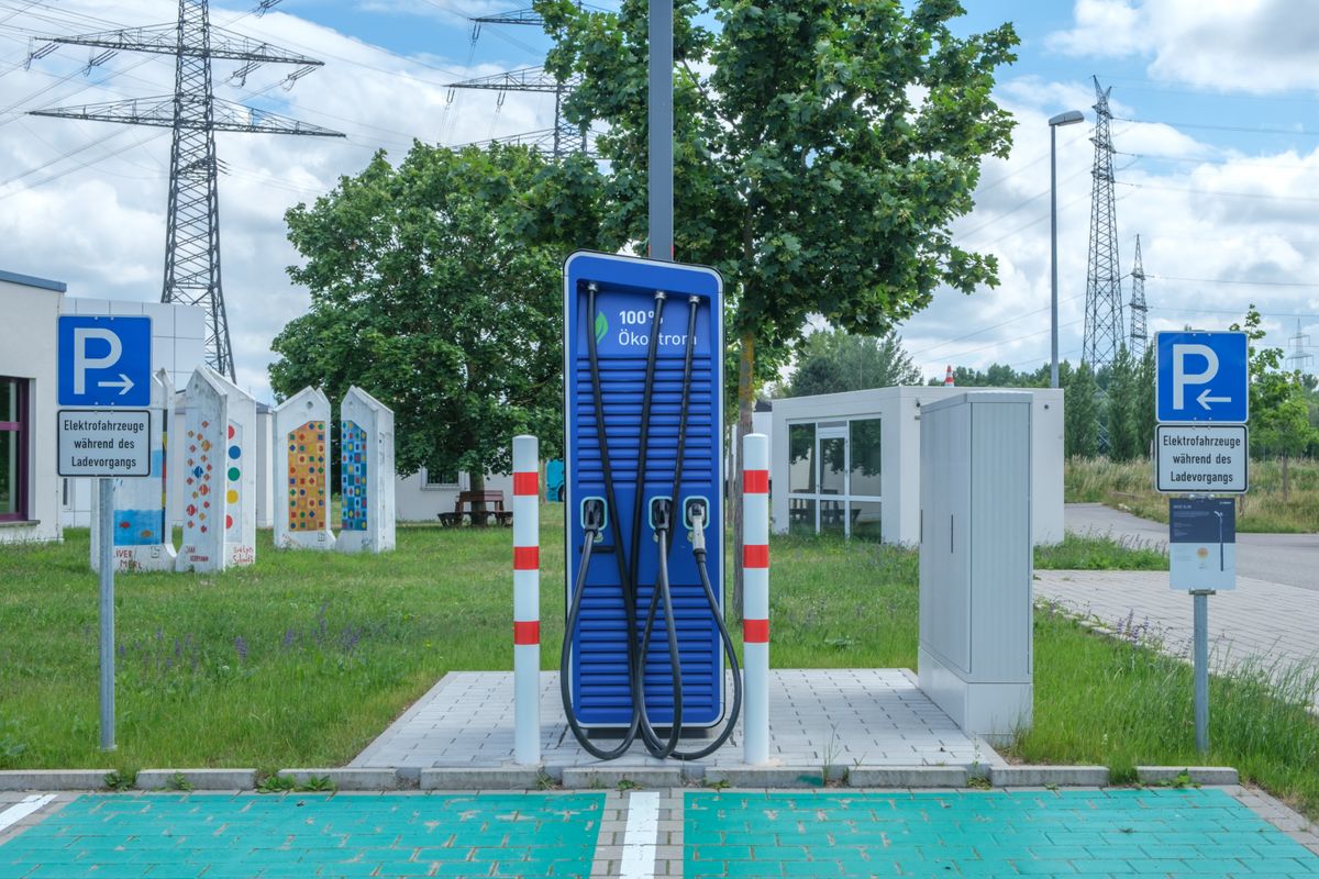 電線を背景にした屋外のEV充電スタンド