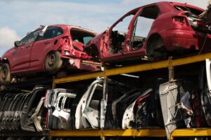 解体された廃車の車体とドアが棚に積み上げられた自動車解体場